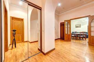 Апартаменты Three rooms apartments near Kiev Planetarium! Киев Апартаменты с 2 спальнями-34