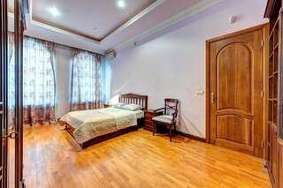 Апартаменты Three rooms apartments near Kiev Planetarium! Киев Апартаменты с 2 спальнями-5